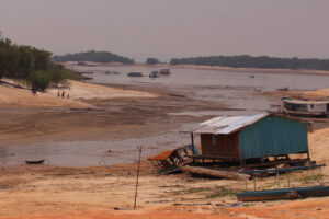 Estiagem assola a região amazônica em 2023: impactos globais e o fenômeno das ‘terras caídas’ 