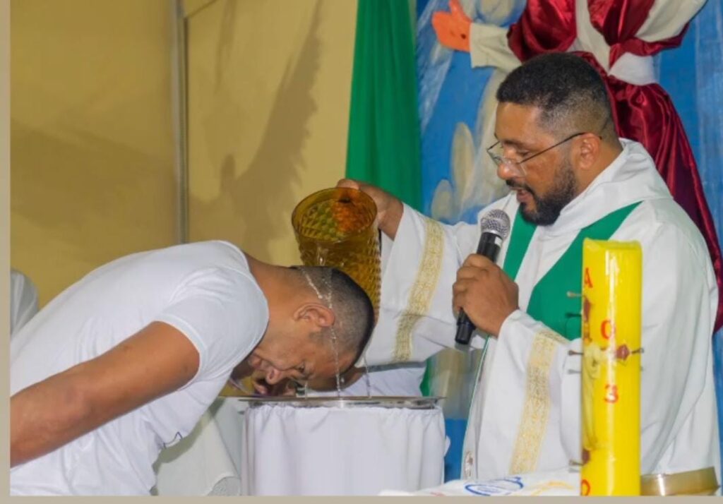 Jesuíta realiza batismo em centro carcerário de Manaus (AM) 