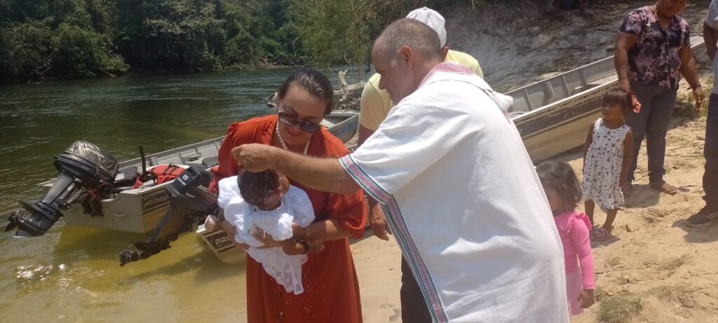 Povo Rikbaktsa recebe batismo nas margens do rio Juruena 