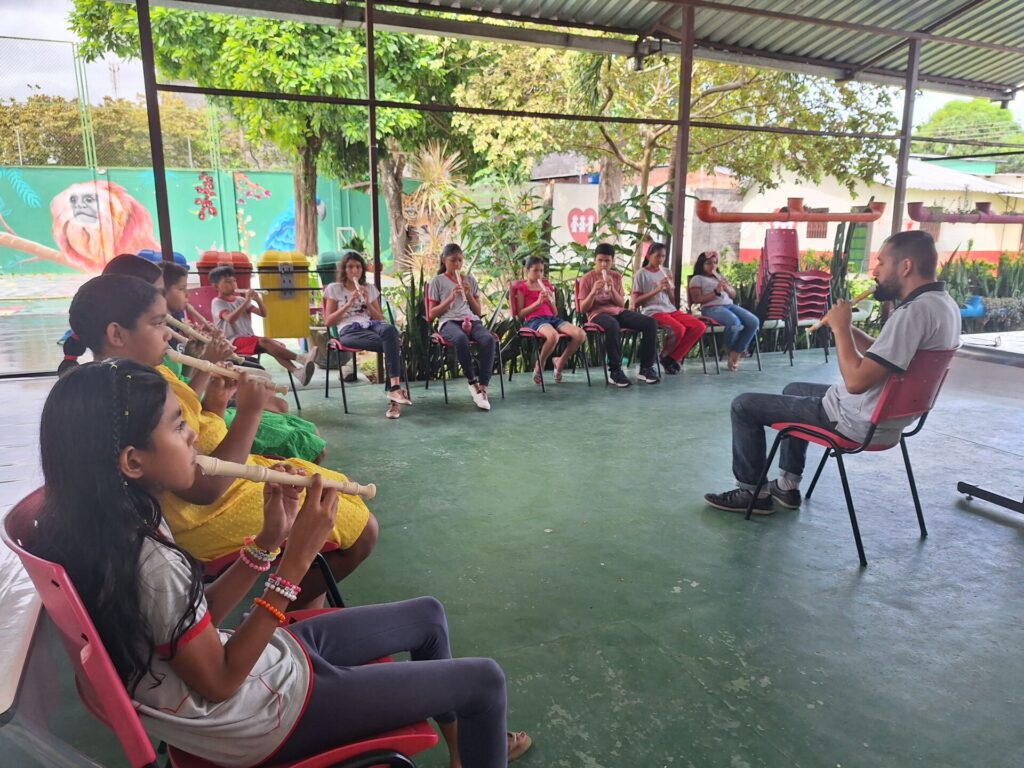 Fé e Alegria AM transforma férias escolares em melodia com oficina de flauta