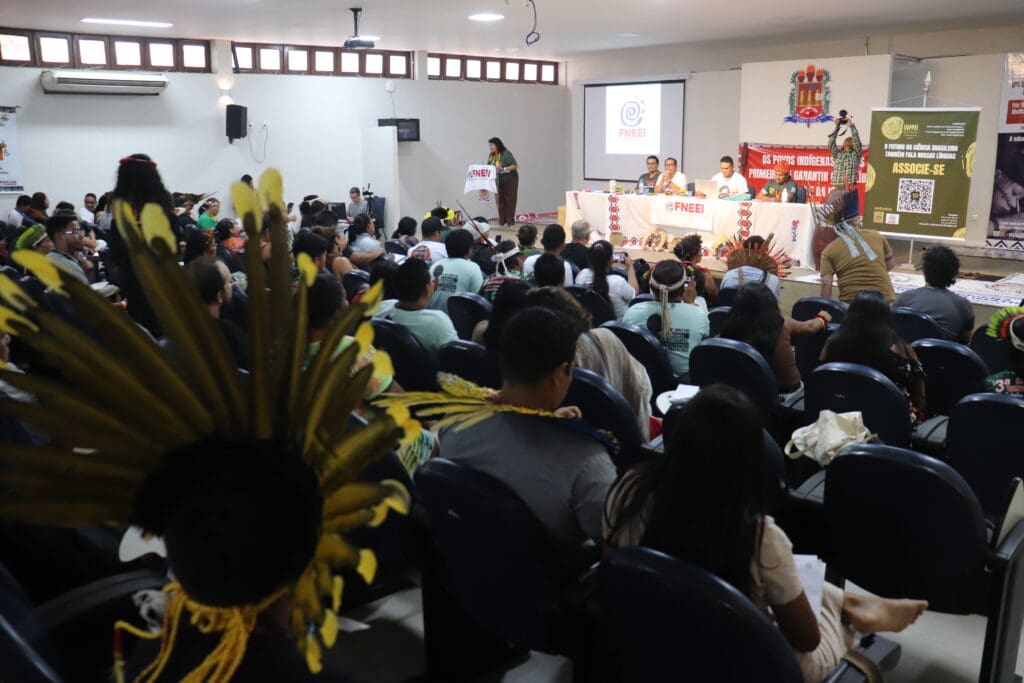 Sares acompanha debates sobre educação indígena e defesa dos territórios durante a COP30