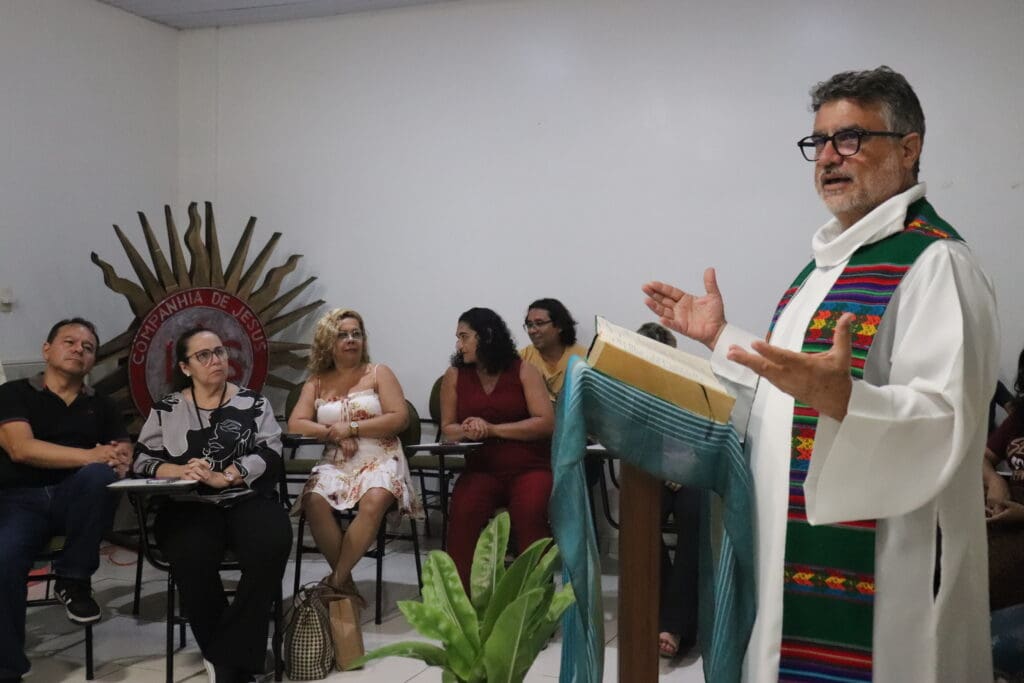 Chefe da Secretaria de Justiça Social e Ecologia da Companhia de Jesus visita obras em Manaus